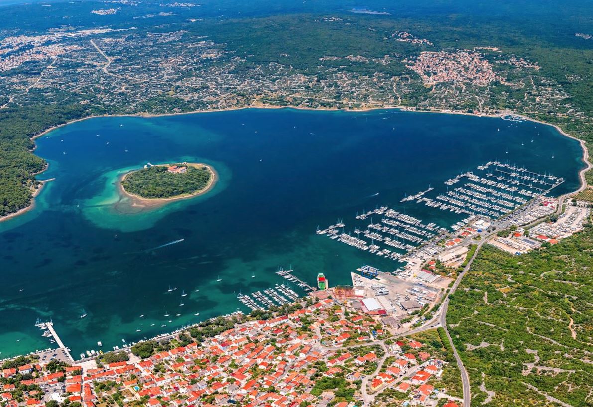 Zračni pogled na Marinu Punat, otok Krk